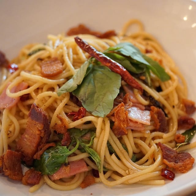 Buﬀ chowmein.